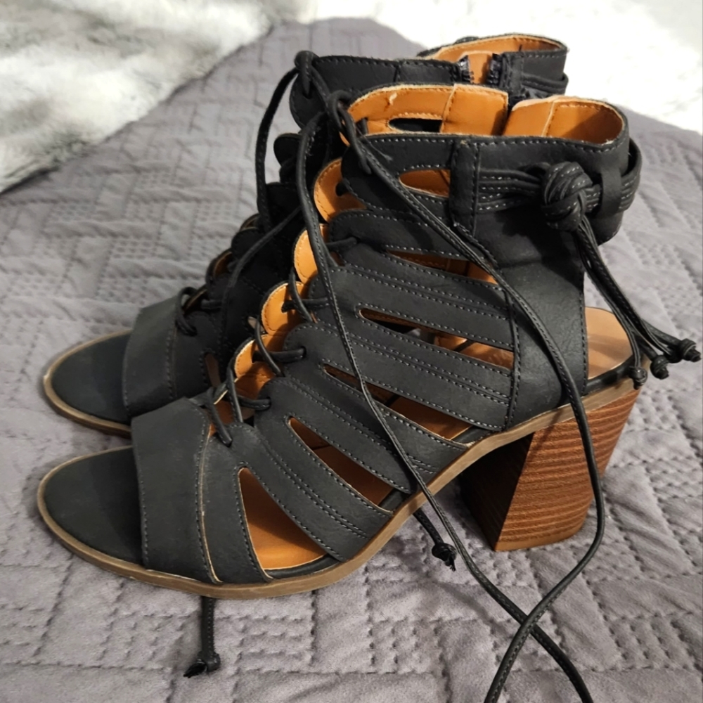 Women's size 7 lace up booties. Buckle brand